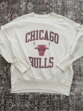 Abercrombie & Fitch White Crewneck Sweatshirt with Pink Chicago Bulls Graphic